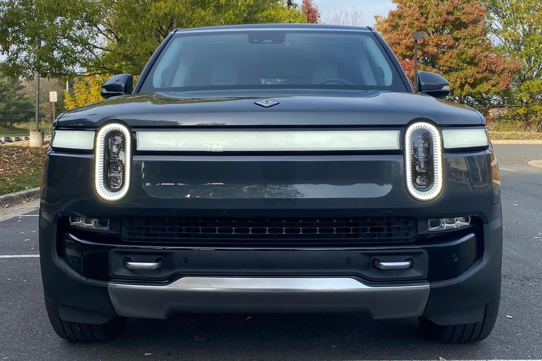 2023 Rivian R1S - Image 2 of 31