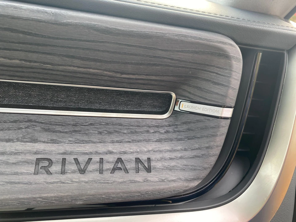 2023 Rivian R1S - Image 25 of 31