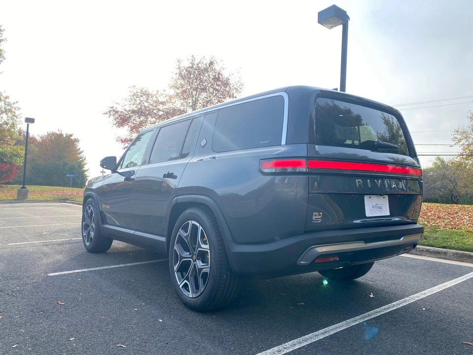 2023 Rivian R1S - Image 8 of 31
