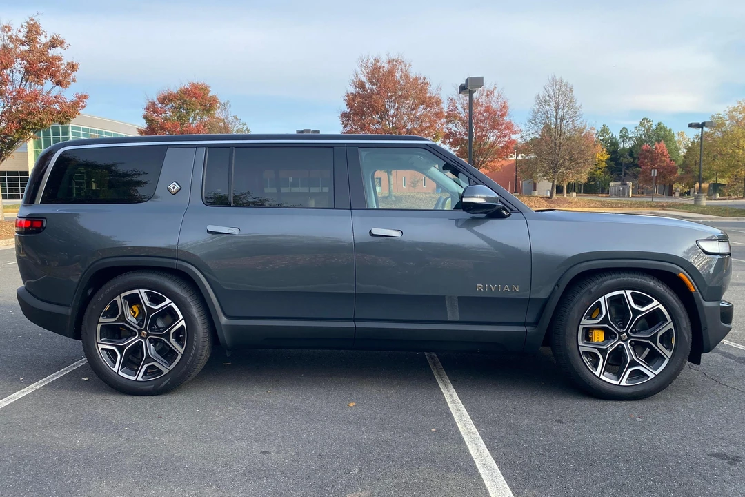 2023 Rivian R1S - Image 3 of 31