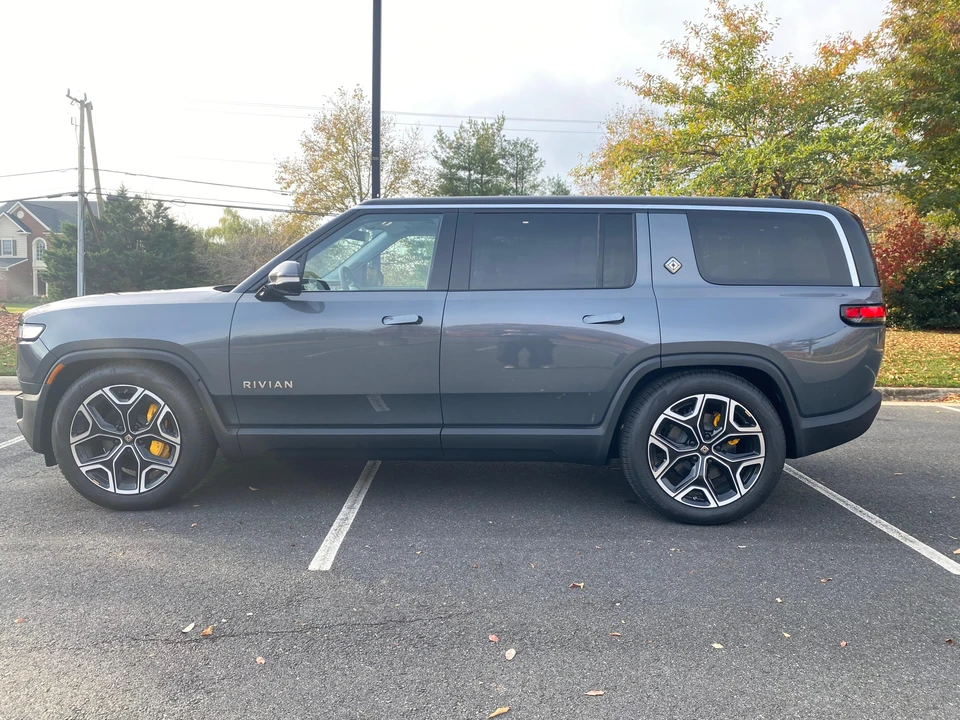 2023 Rivian R1S - Image 7 of 31
