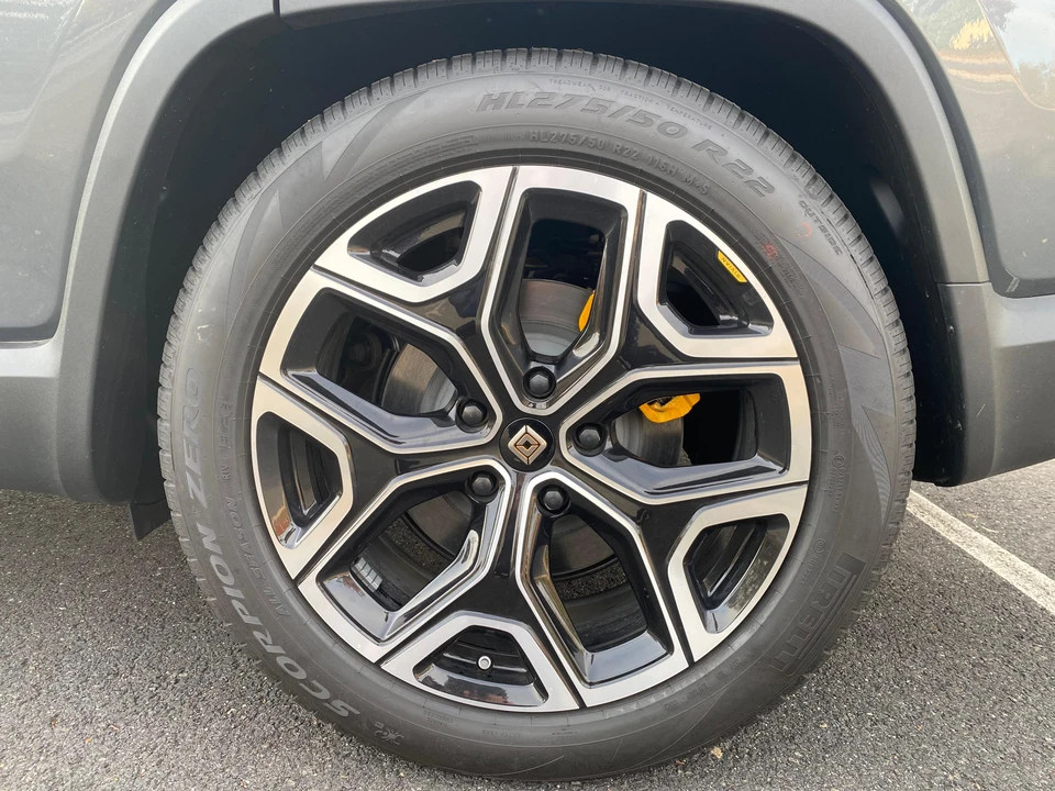2023 Rivian R1S - Image 12 of 31