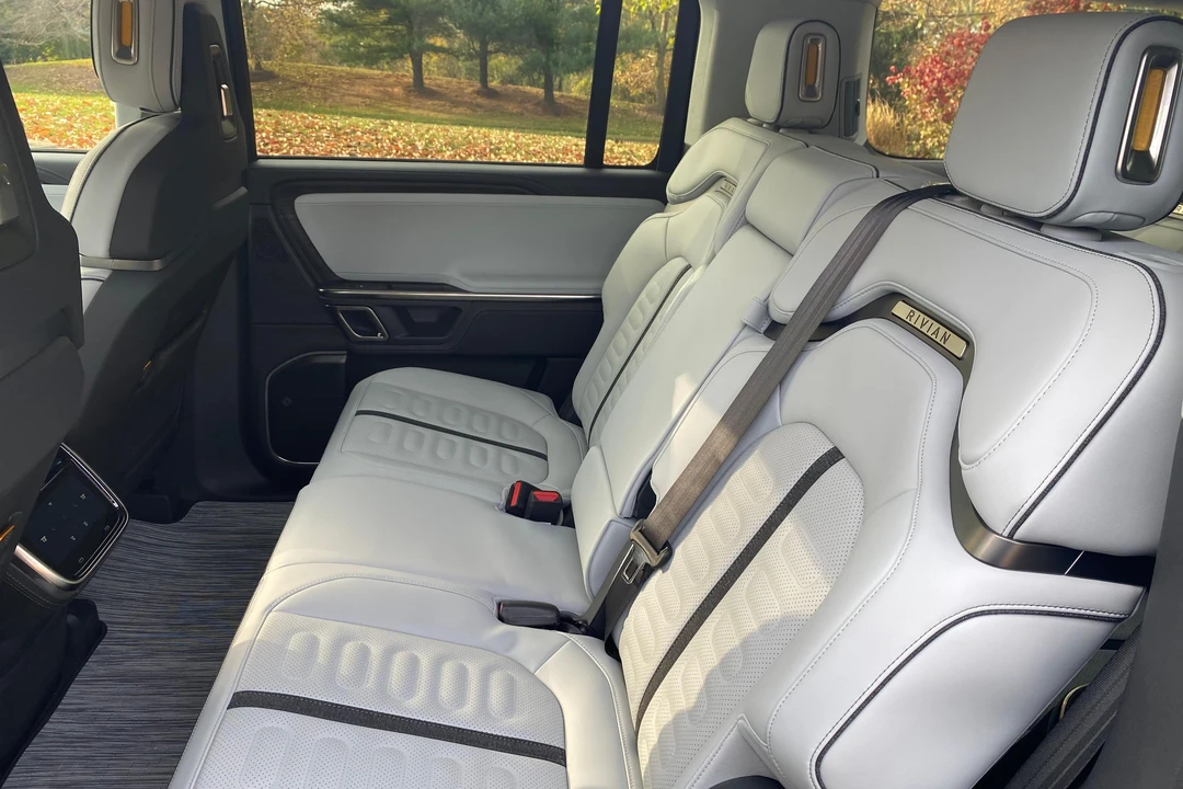 2023 Rivian R1S - Image 17 of 31