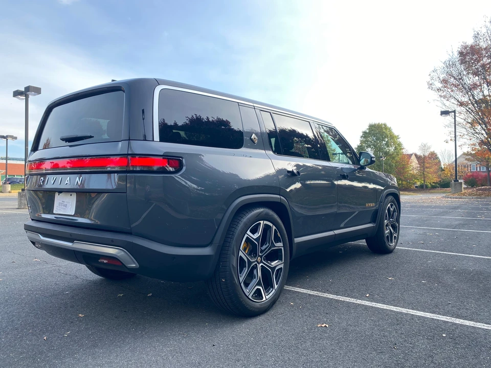 2023 Rivian R1S - Image 9 of 31