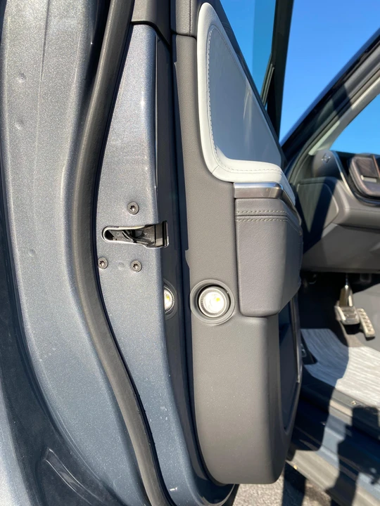 2023 Rivian R1S - Image 30 of 31