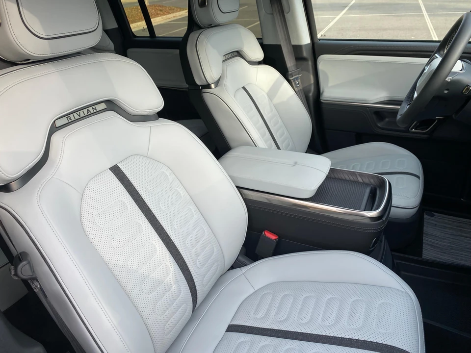 2023 Rivian R1S - Image 19 of 31