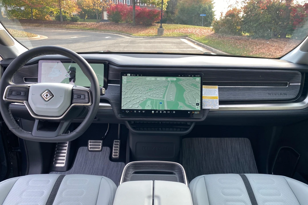 2023 Rivian R1S - Image 15 of 31