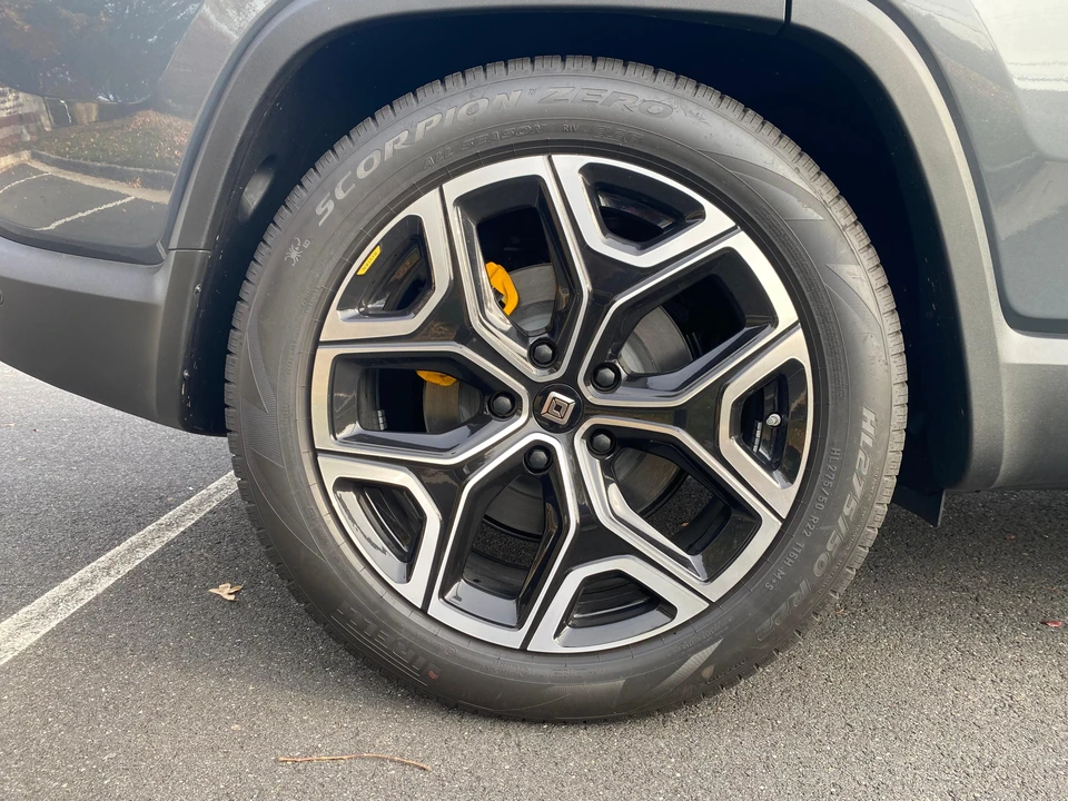 2023 Rivian R1S - Image 14 of 31