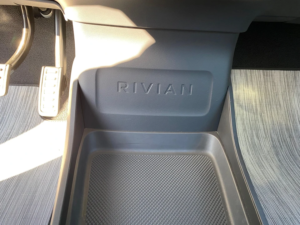 2023 Rivian R1S - Image 27 of 31