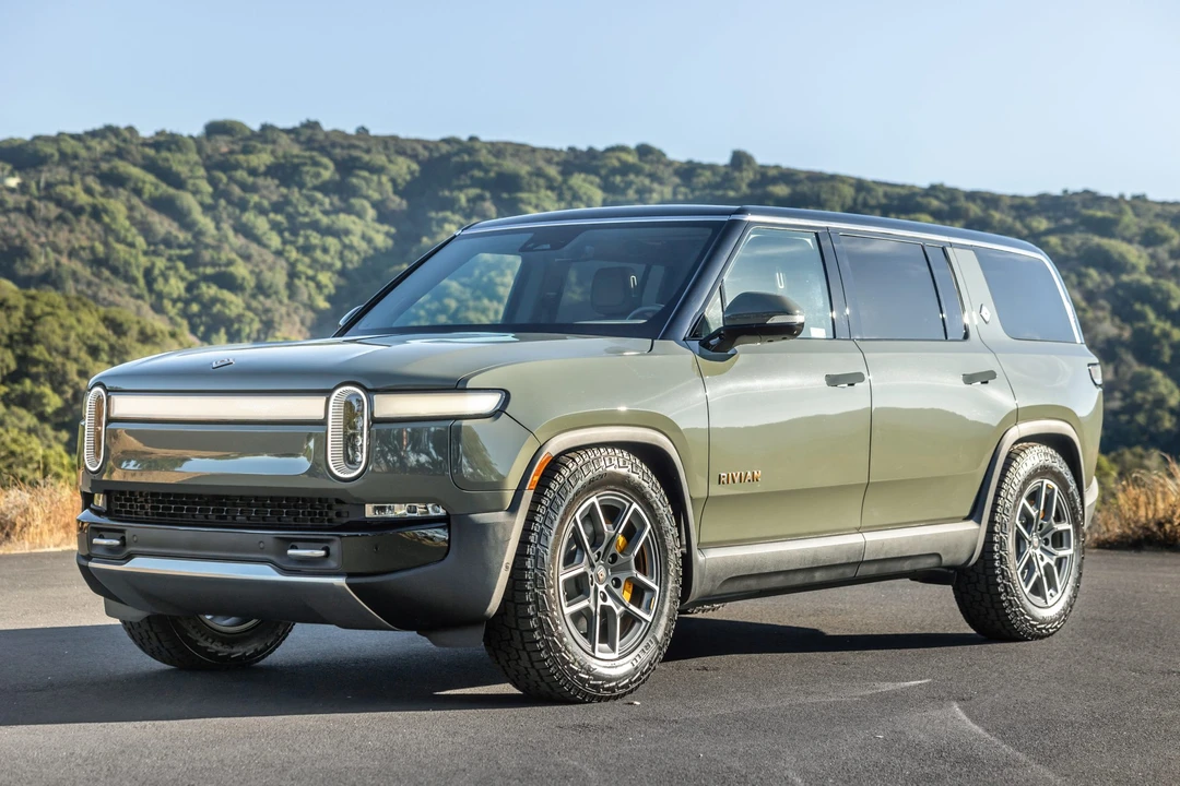 2023 Rivian R1S - Image 2 of 31