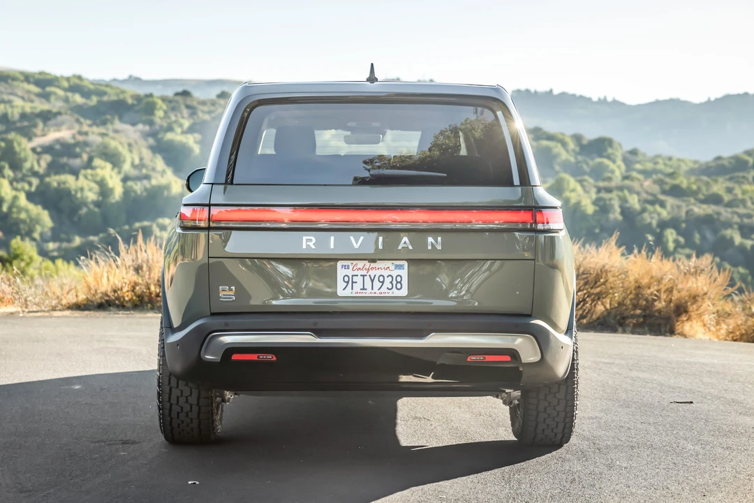 2023 Rivian R1S - Image 7 of 31