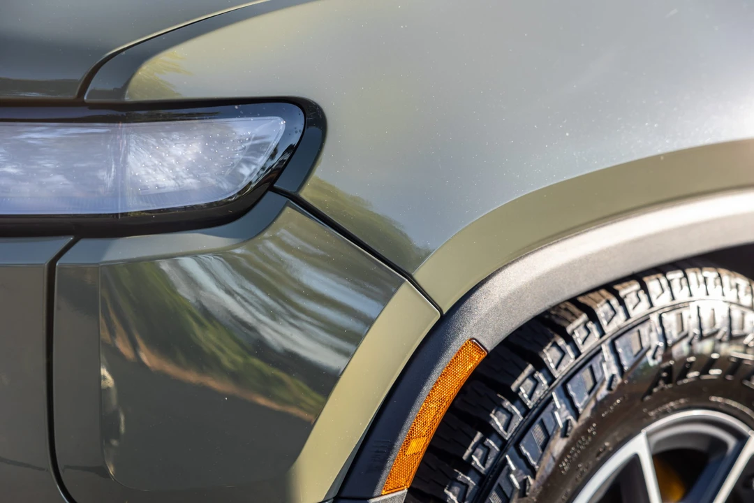 2023 Rivian R1S - Image 17 of 31