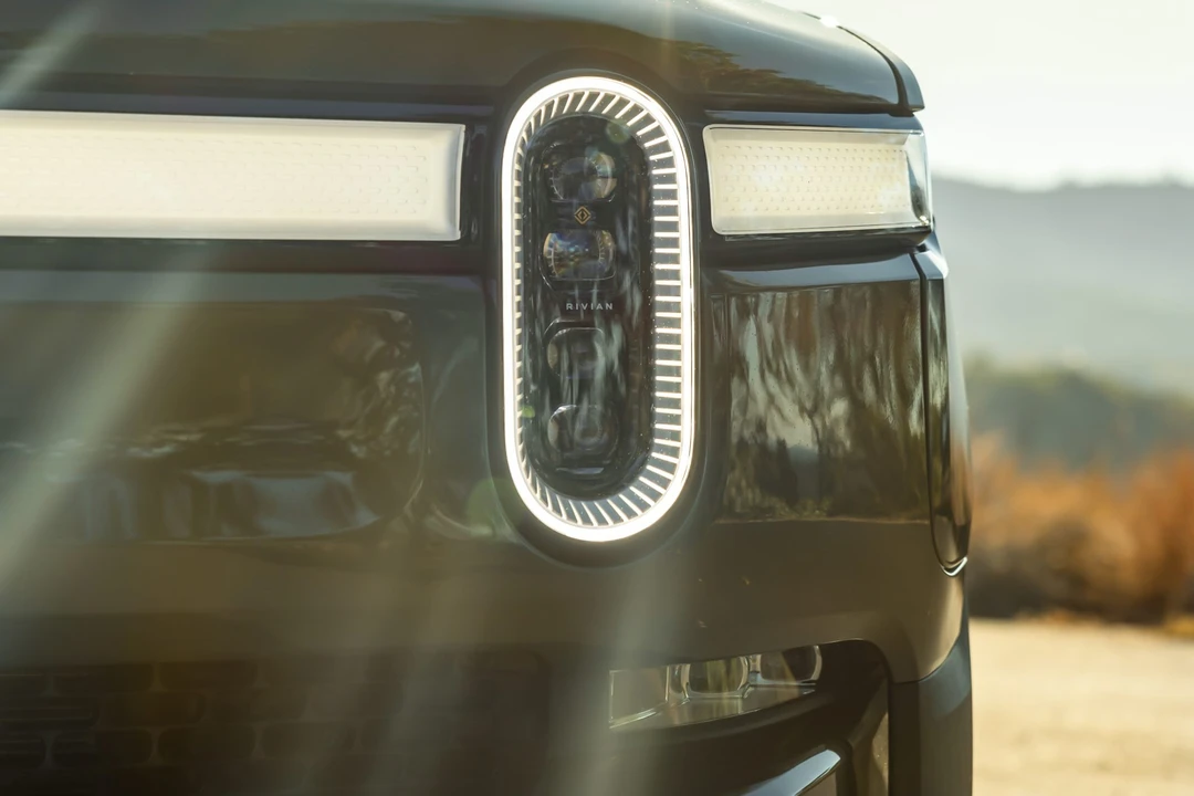 2023 Rivian R1S - Image 11 of 31