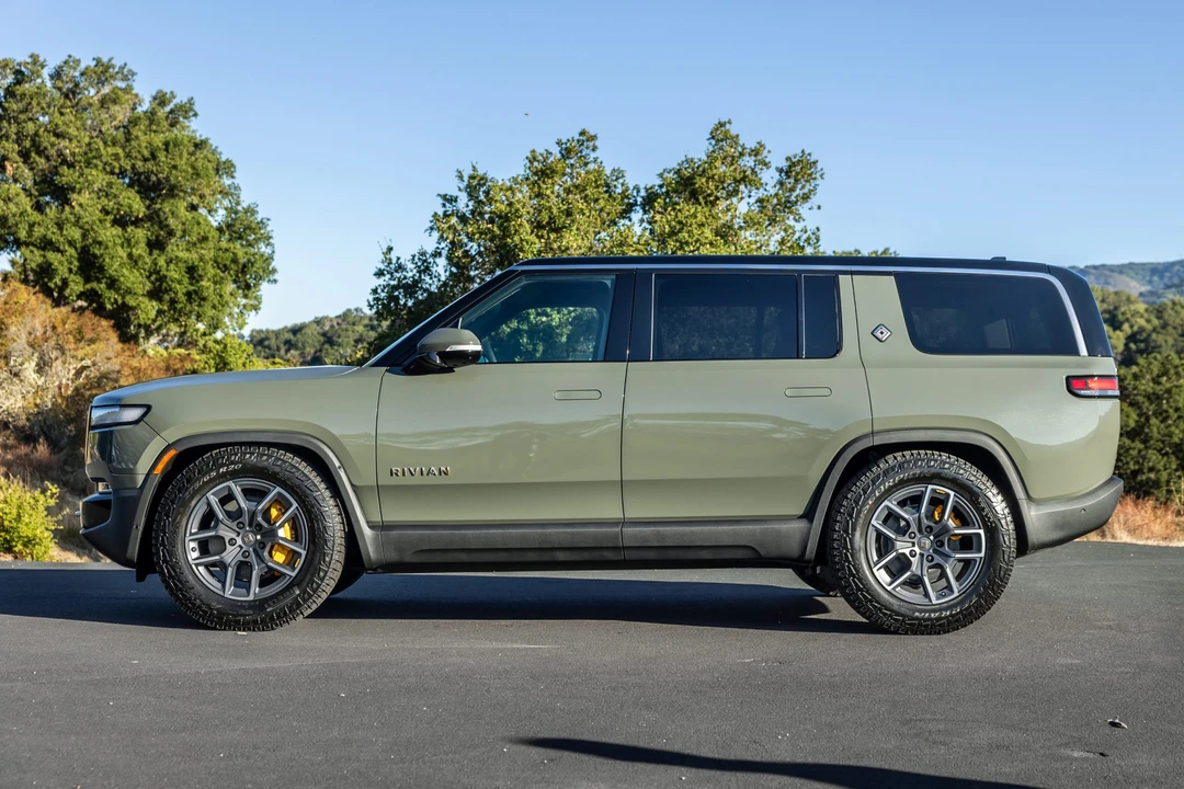 2023 Rivian R1S - Image 9 of 31