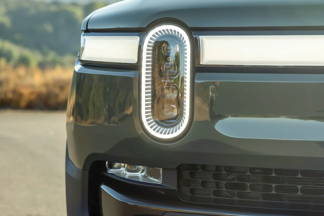 2023 Rivian R1S - Image 10 of 31