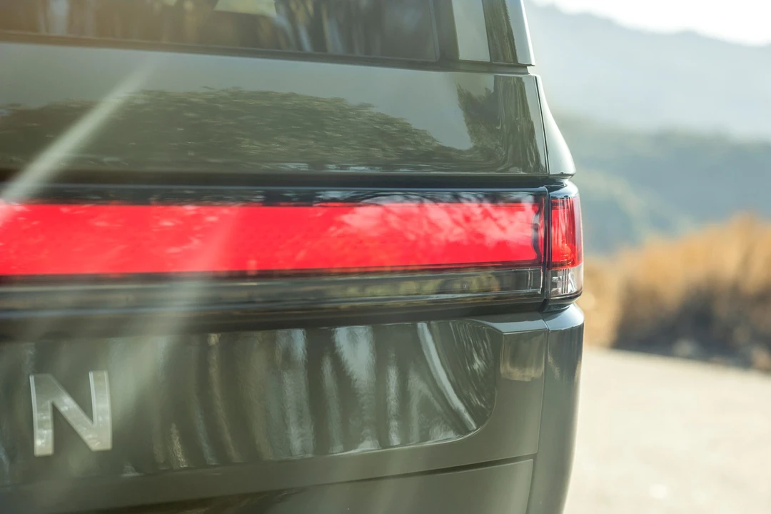 2023 Rivian R1S - Image 24 of 31