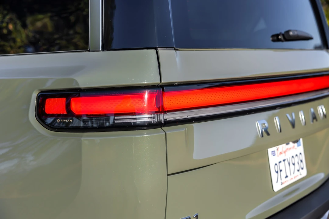 2023 Rivian R1S - Image 19 of 31