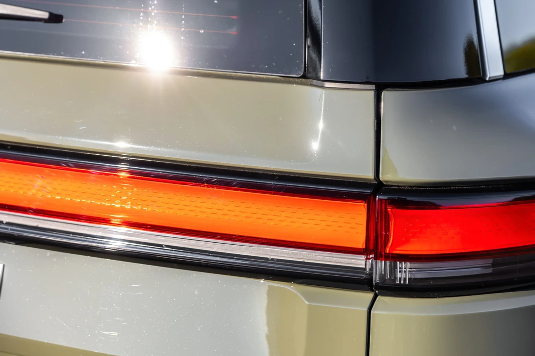 2023 Rivian R1S - Image 22 of 31