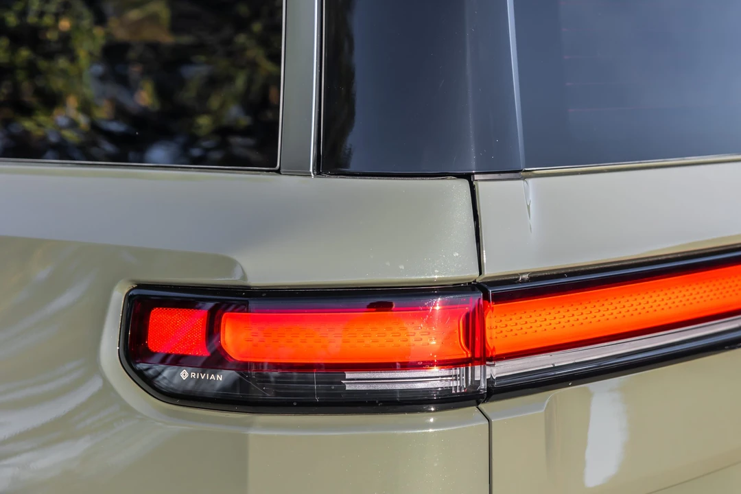 2023 Rivian R1S - Image 21 of 31