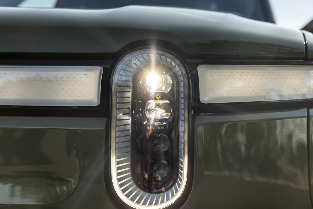 2023 Rivian R1S - Image 12 of 31