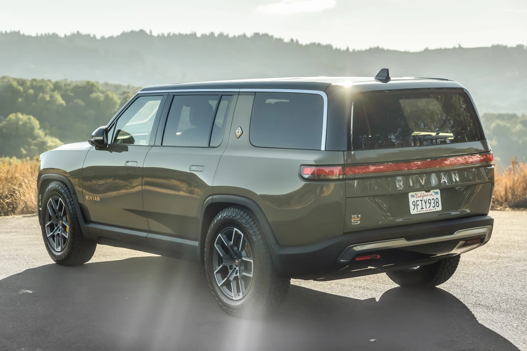 2023 Rivian R1S - Image 8 of 31
