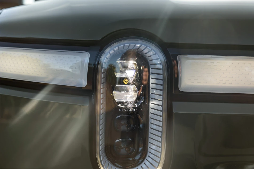 2023 Rivian R1S - Image 13 of 31