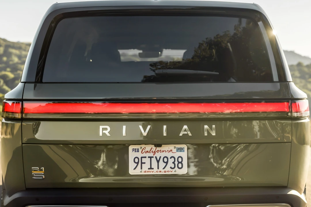 2023 Rivian R1S - Image 18 of 31