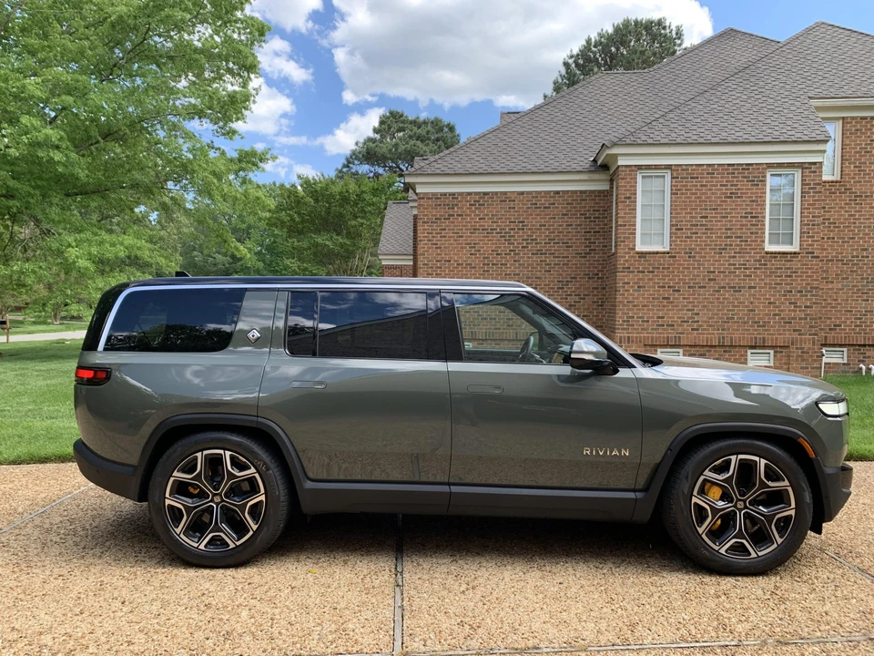 2023 Rivian R1S - Image 10 of 31