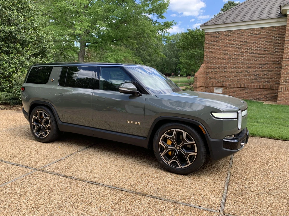 2023 Rivian R1S - Image 11 of 31