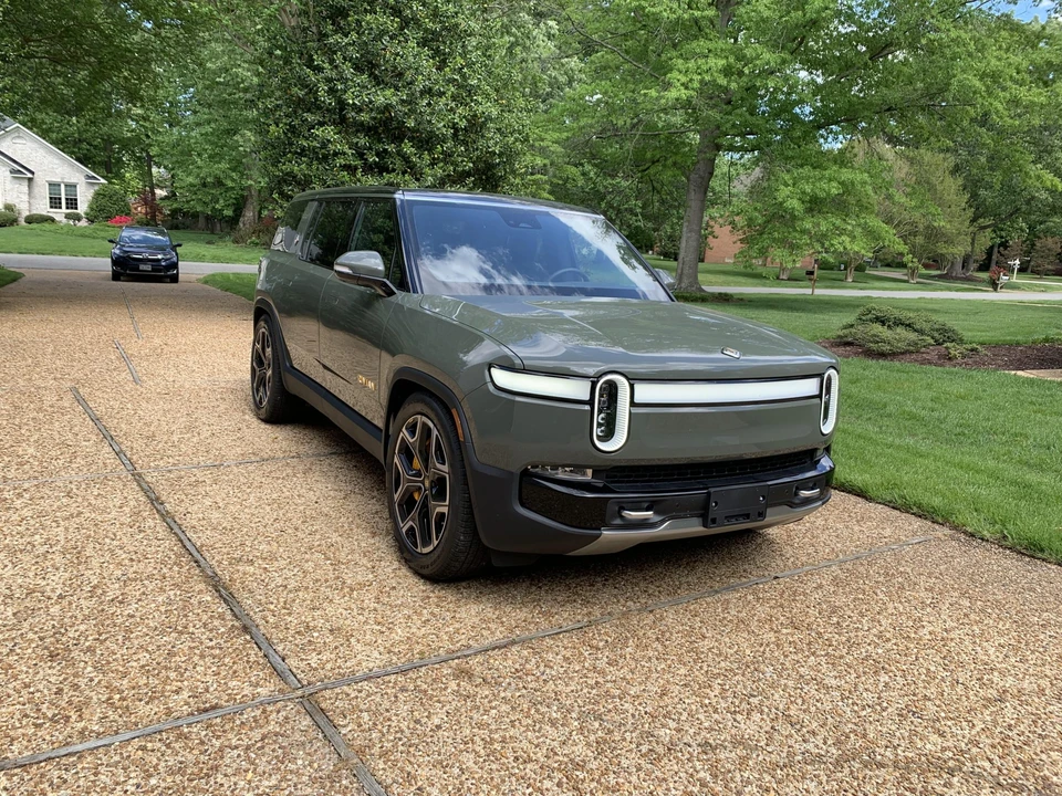 2023 Rivian R1S - Image 14 of 31