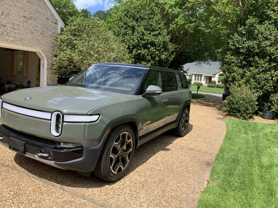 2023 Rivian R1S - Image 24 of 31