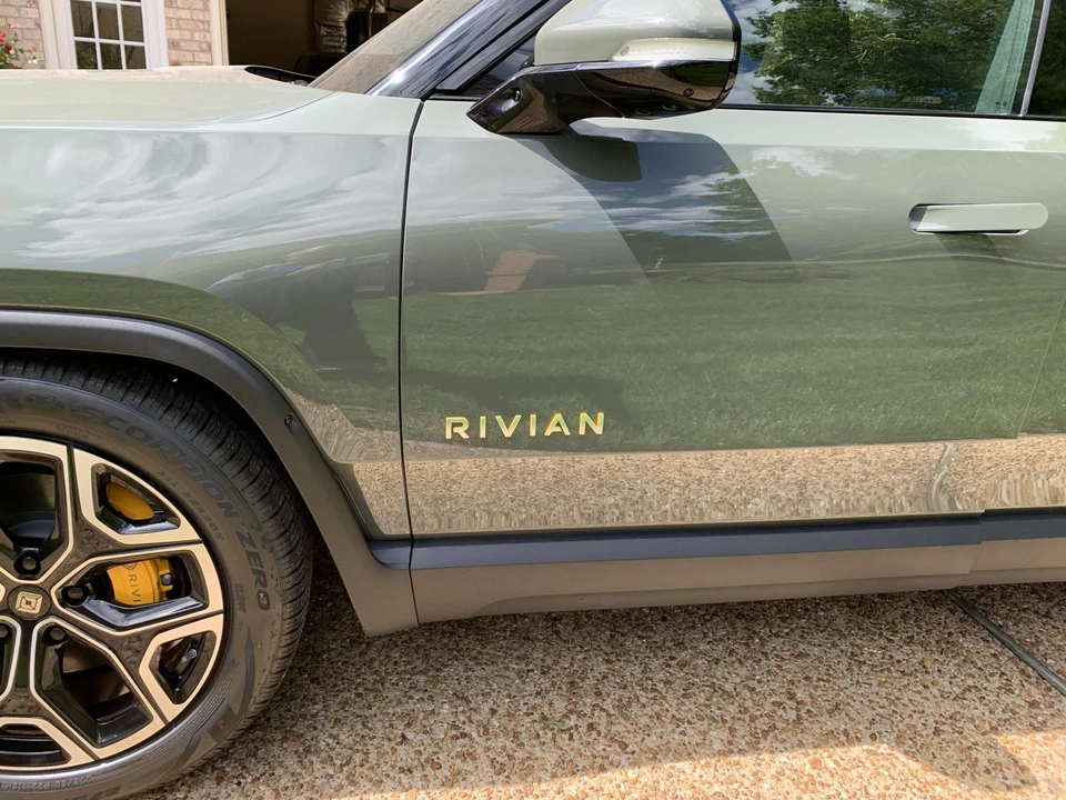 2023 Rivian R1S - Image 28 of 31