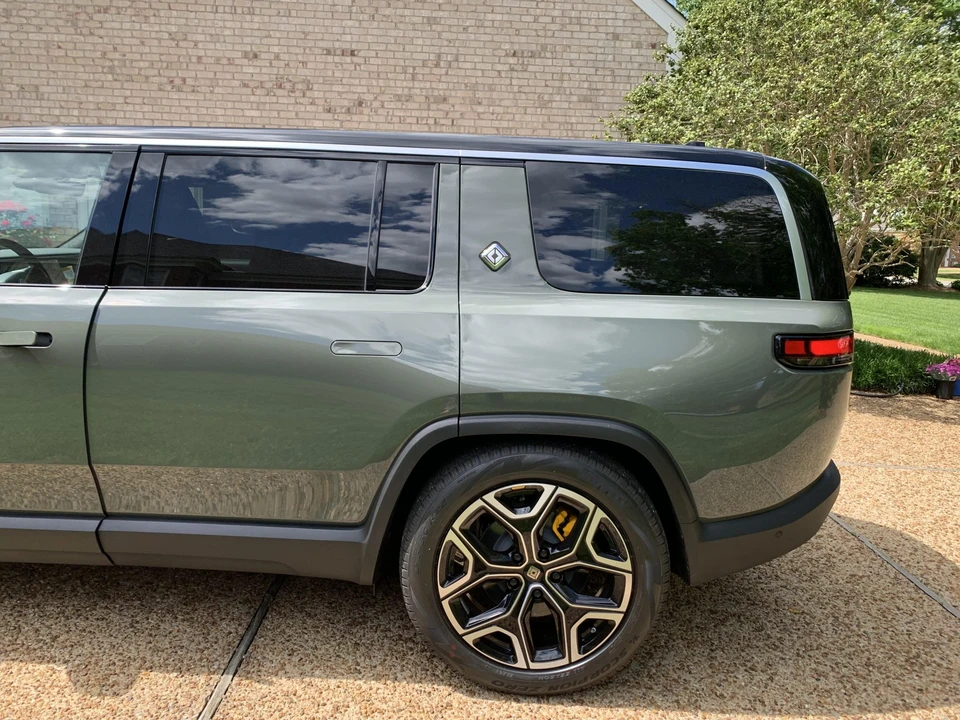 2023 Rivian R1S - Image 30 of 31