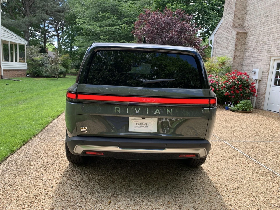 2023 Rivian R1S - Image 7 of 31