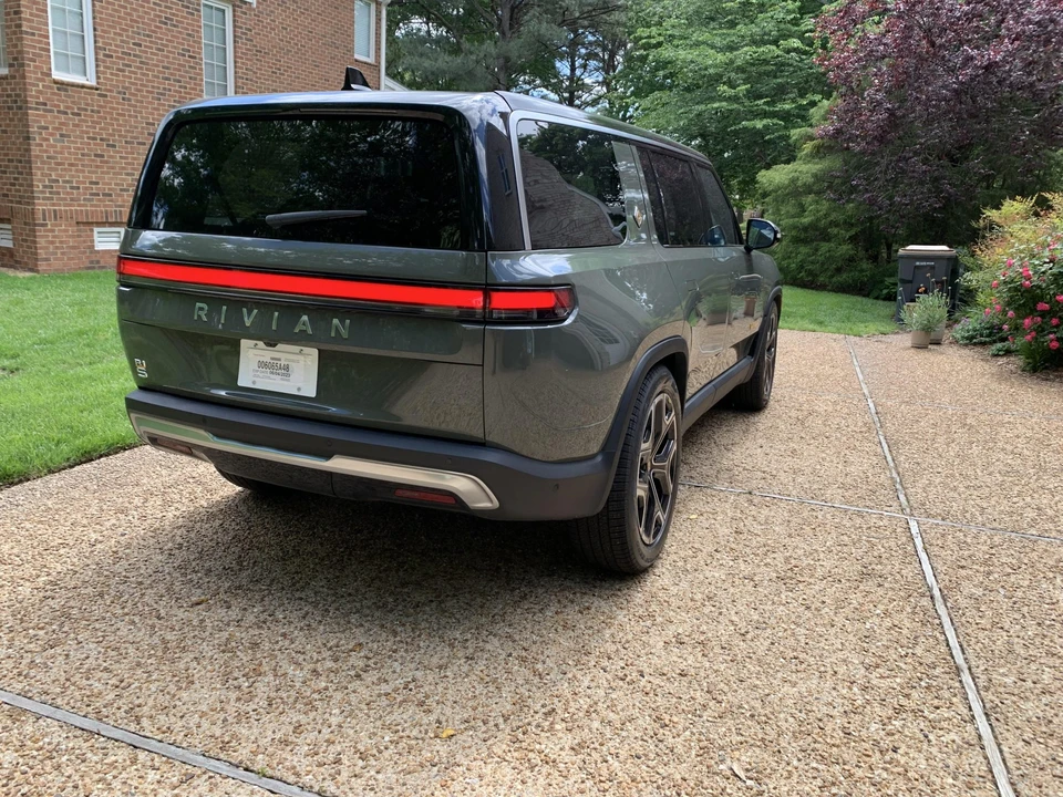 2023 Rivian R1S - Image 9 of 31