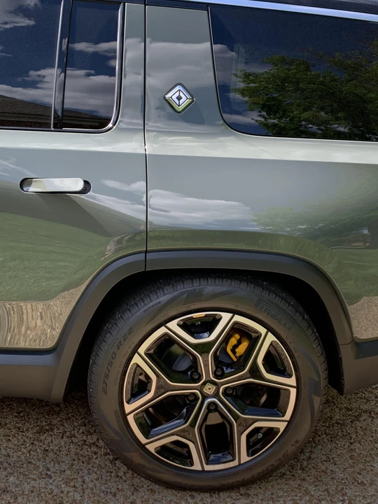 2023 Rivian R1S - Image 29 of 31