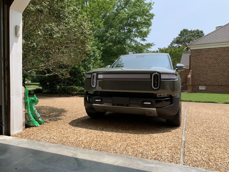 2023 Rivian R1S - Image 2 of 31