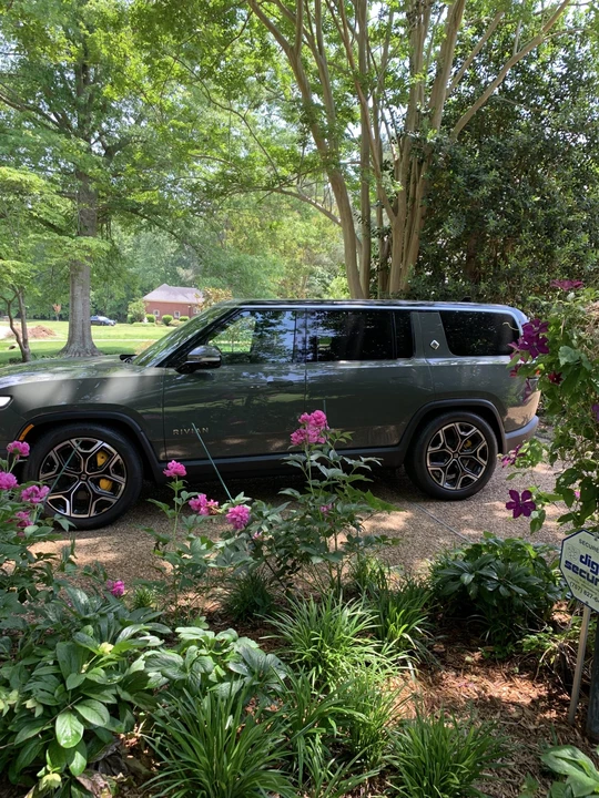 2023 Rivian R1S - Image 25 of 31