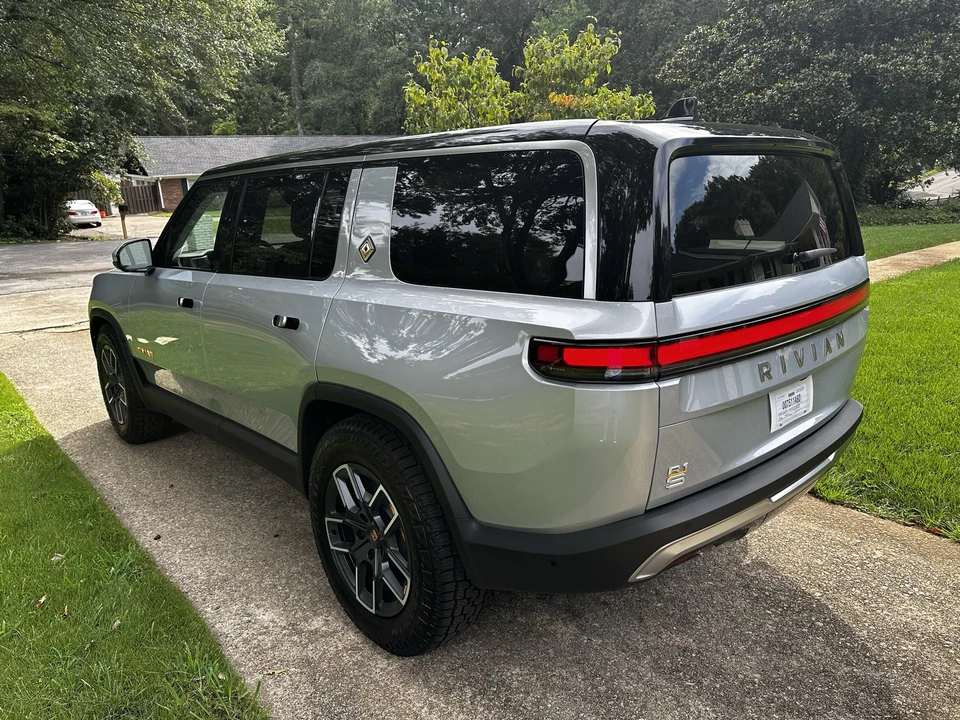 2023 Rivian R1S - Image 5 of 31