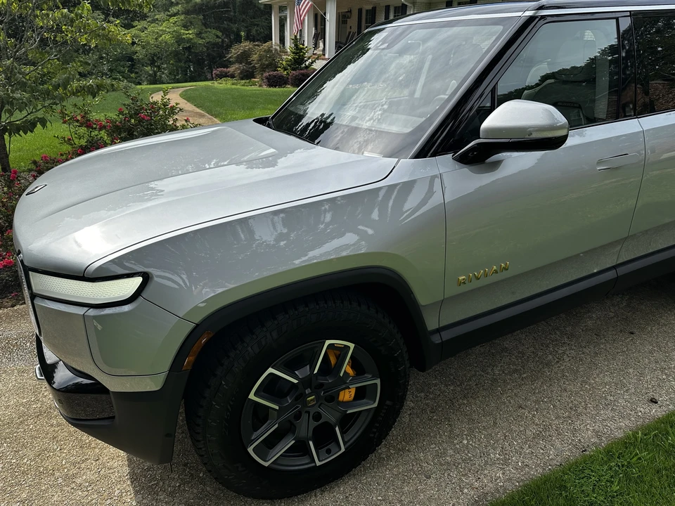 2023 Rivian R1S - Image 14 of 31