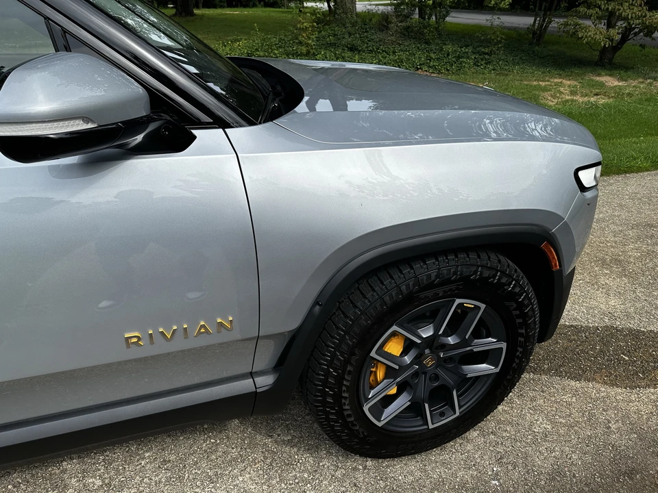 2023 Rivian R1S - Image 29 of 31