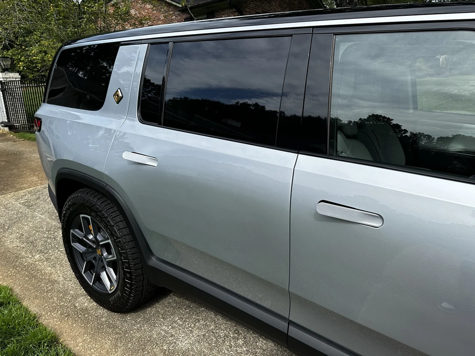 2023 Rivian R1S - Image 28 of 31