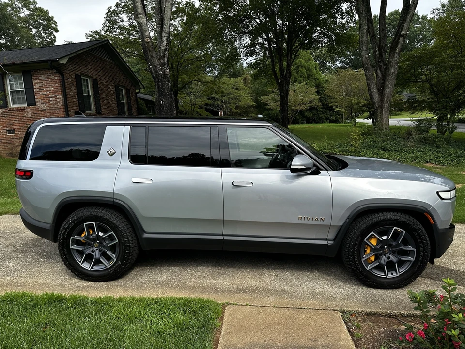 2023 Rivian R1S - Image 10 of 31