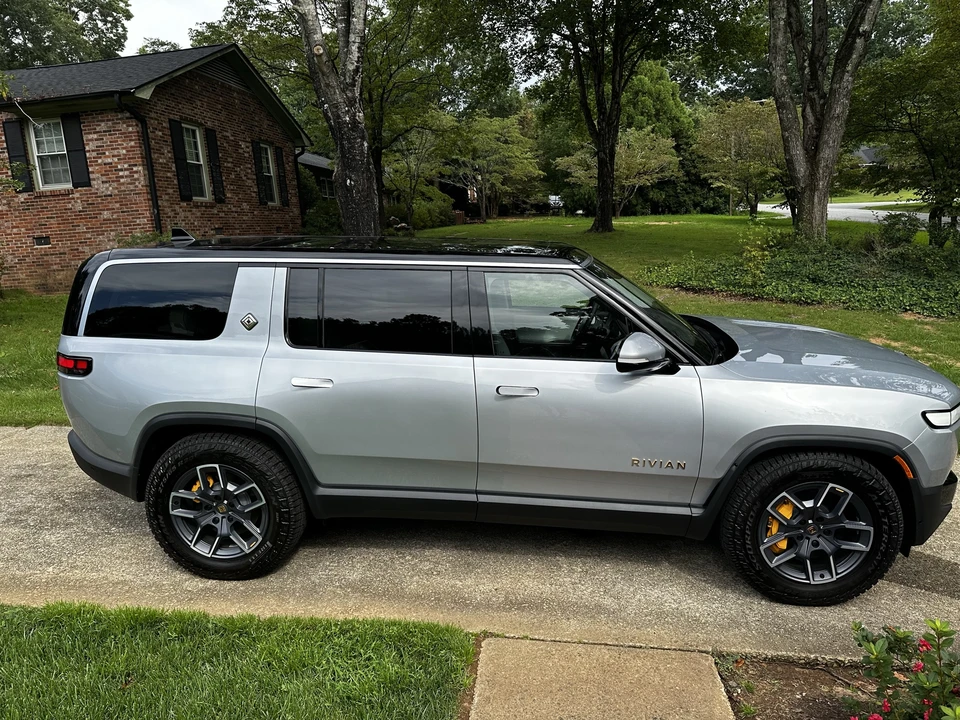 2023 Rivian R1S - Image 9 of 31