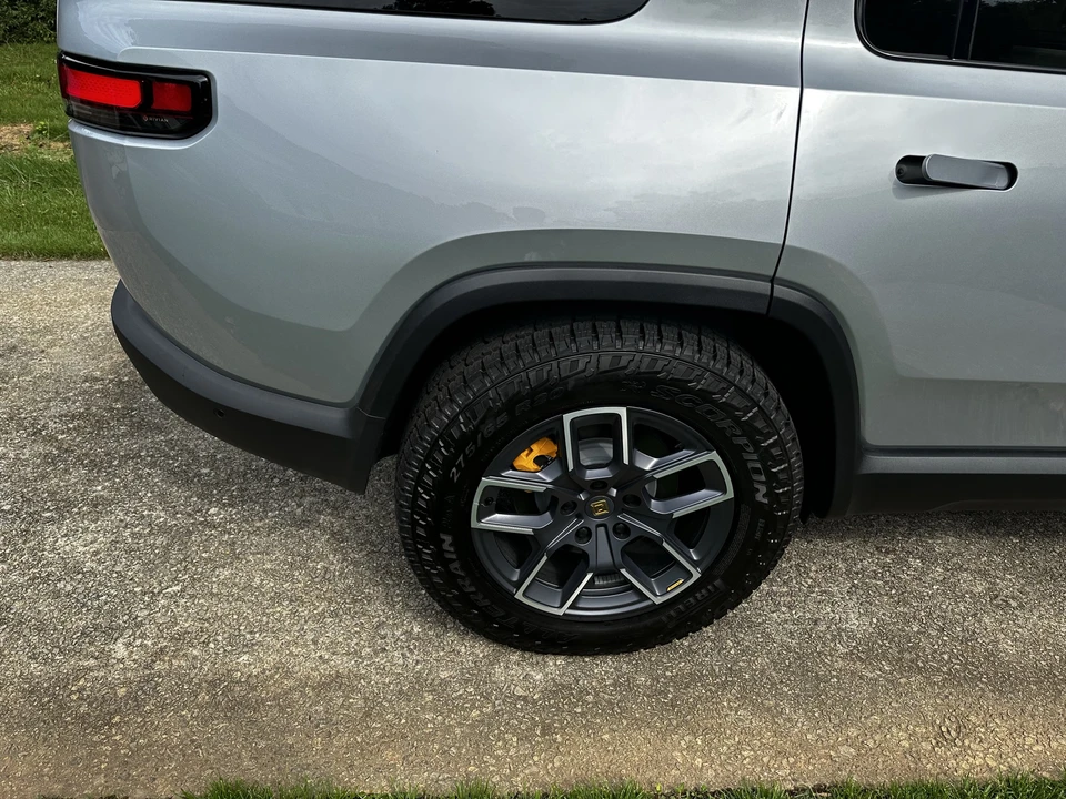 2023 Rivian R1S - Image 27 of 31
