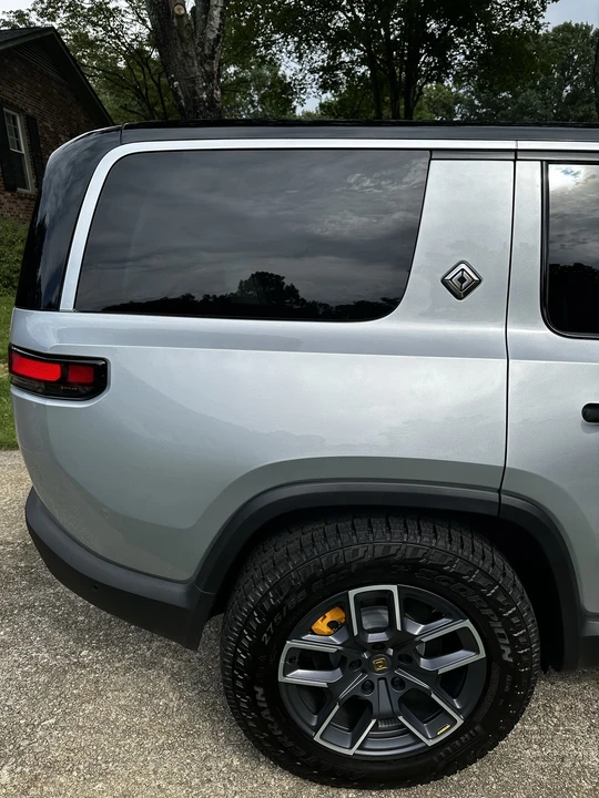 2023 Rivian R1S - Image 25 of 31
