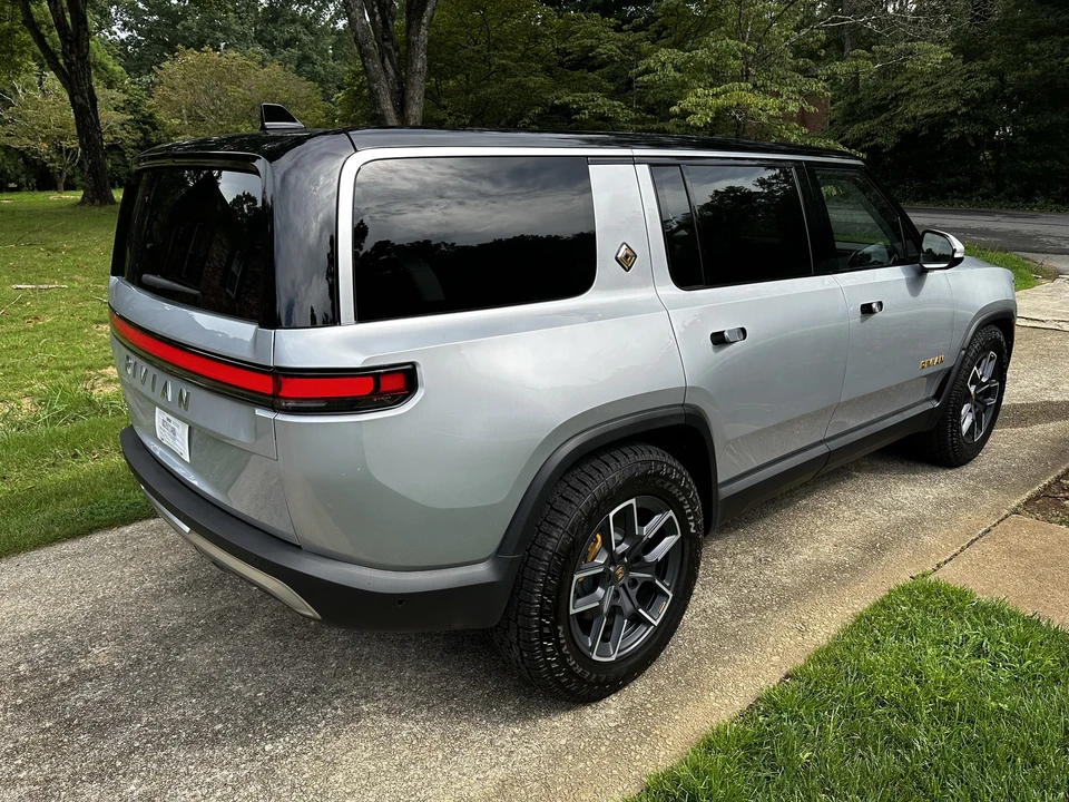 2023 Rivian R1S - Image 8 of 31