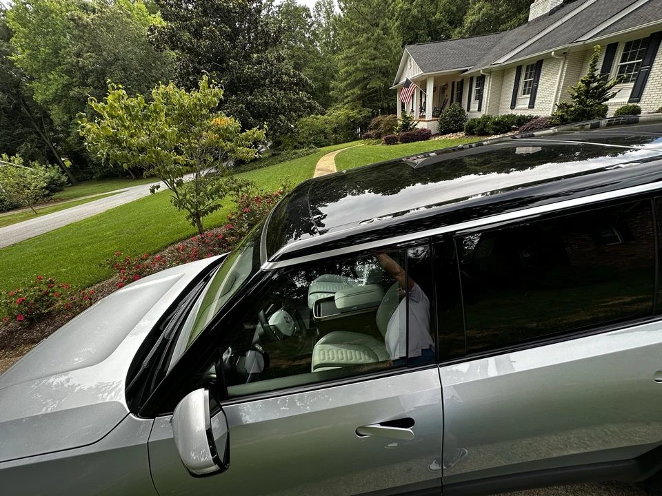 2023 Rivian R1S - Image 22 of 31