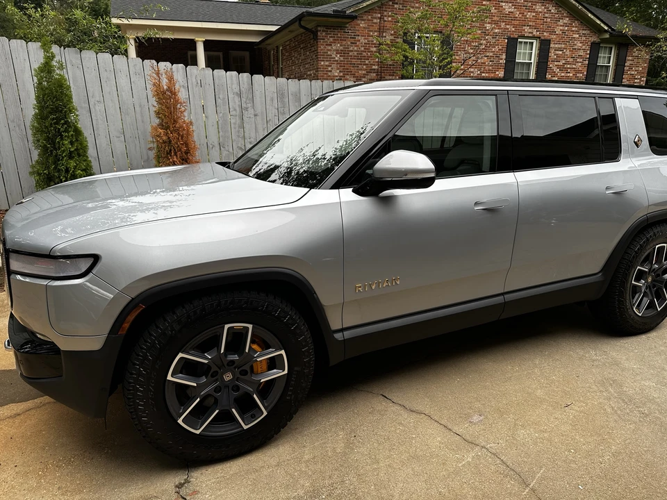 2023 Rivian R1S - Image 15 of 31