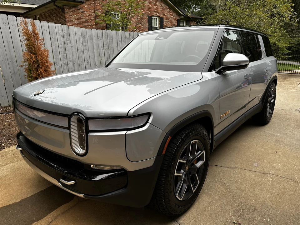 2023 Rivian R1S - Image 2 of 31